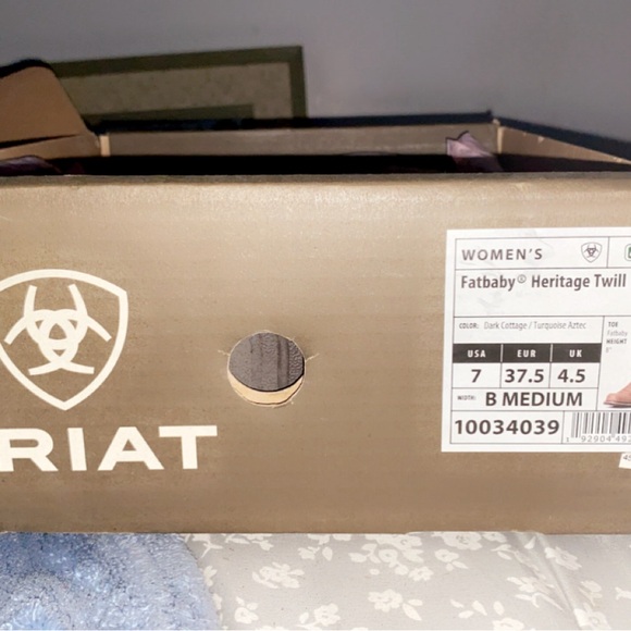 Ariat boots, size 7 in womens. Only been worn once - Picture 3 of 3